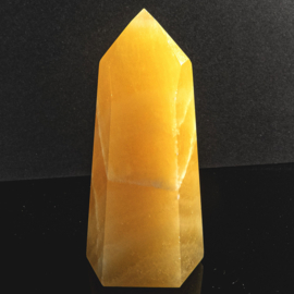 Calciet,  Oranje Calciet Obelisk L. 12 cm 1x UNIEK