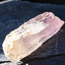 Kunziet kristal A kwaliteit 0,1 kilo. L. 7,8 cm