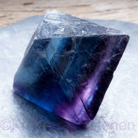 Fluoriet,  regenboog Jumbo oktaeder ø 5 cm blauw-paars 1x uniek ex.