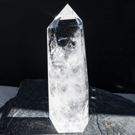 Bergkristal met Generatorpunt L. 11 cm, B. 3,7 cm. 1x UNIEK