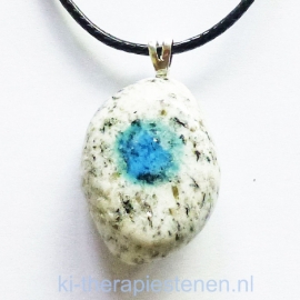 K2 Graniet met Azuriet edelsteen hanger per st.