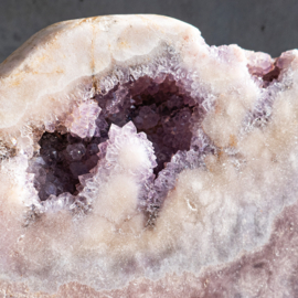 Amethist (roze) ,  1A-kwaliteit op standaard,  21 x 21 x 5,5 cm  | 3,5 kilo  1x UNIEK