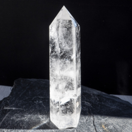 Bergkristal met Generatorpunt L. 10,4 cm, B. 3 cm. 1x UNIEK