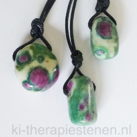 Fuchsiet met Robijn 1A kwaliteit edelsteen hanger p.st.