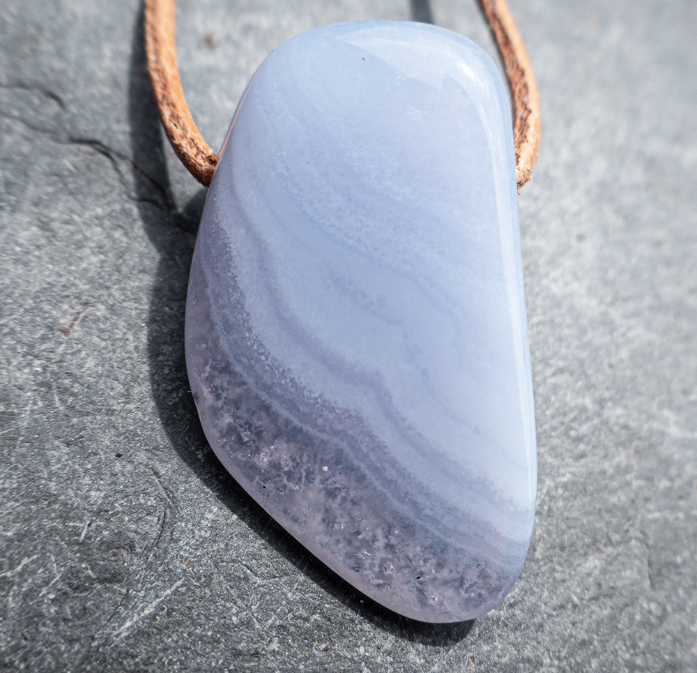Chalcedoon Natuur hanger geboord 1x UNIEK