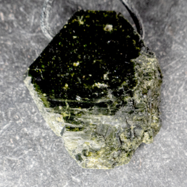 Epidoot kristal  Pseudomorf na Fluoriet (Pakistan) hanger 1x UNIEK.
