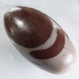 Shiva Lingam  L. 17,5 cm. dik 8,7 cm. (1,9 kilo)