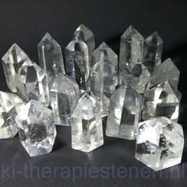 Bergkristal met generatorpunt L. 4,5 - 5 cm, B. 2,5 cm.