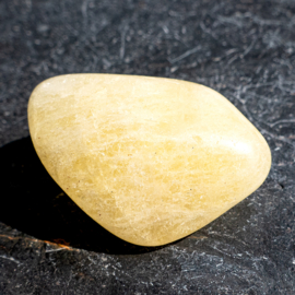 Danburiet, Goud, 'Agni Gold' trommelsteen (XL) ø 3,7 cm  1x UNIEK