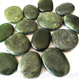 Nefriet, Jade, Extra kwaliteit (Canada)  platte edelsteen per st.
