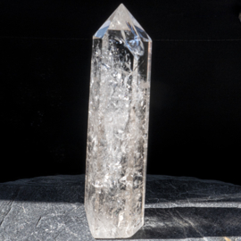 Bergkristal met Generatorpunt L. 9,3 cm, B. 2,6 cm. 1x UNIEK