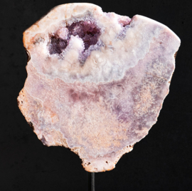 Amethist (roze) ,  1A-kwaliteit op standaard,  21 x 21 x 5,5 cm  | 3,5 kilo  1x UNIEK