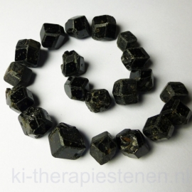 Melaniet, zwarte granaat kristal minimaal 10 mm. p.st