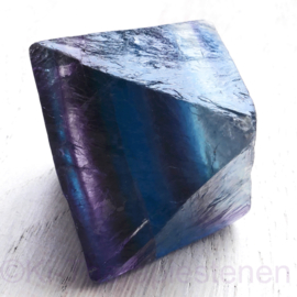Fluoriet,  regenboog Jumbo oktaeder ø 5 cm blauw-paars 1x uniek ex.
