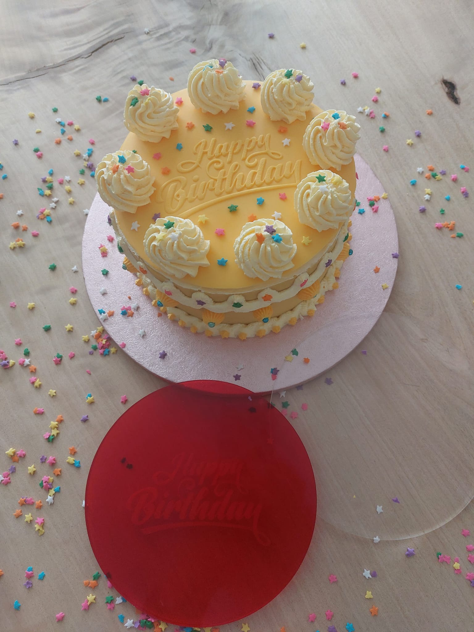 Taart afsmeren mbv Ganache plates en fondantstempel in 1