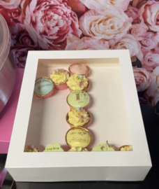 Cupcake doos voor 12 cupcakes in de vorm van het cijfer 1 te presenteren