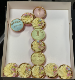 Cupcake doos voor 12 cupcakes in de vorm van het cijfer 1 te presenteren