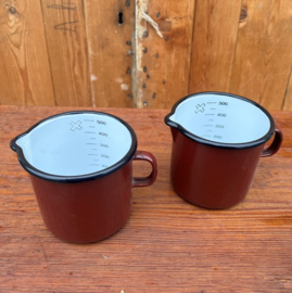 Maatbeker 0,5 liter emaille bruin rand zwart