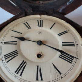 Klok wandklok hout origineel met sleutel