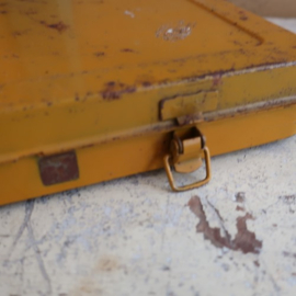 Kist koffer geel metaal gereedschap VERKOCHT