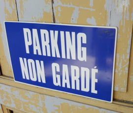 Bord met tekst 'Parking non garde' Frankrijk