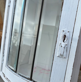Vitrine kast wit sier kastje wand VERKOCHT