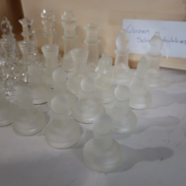 Schaakstukken glas in kist VERKOCHT