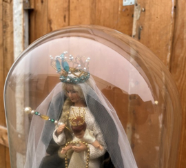 Heilige Maria en kind Jezus onder stolp glas