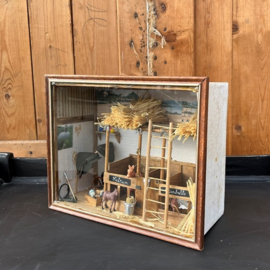 Diorama miniatuur stal met paarden in vitrine box