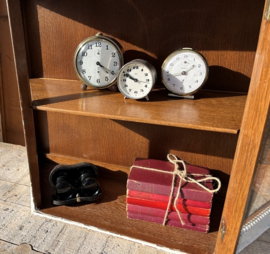 Vitrine kast 1930 wit pronk sier wand