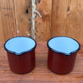 Maatbeker 0,5 liter emaille bruin rand zwart