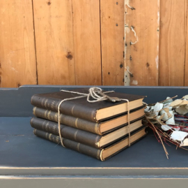 Vier oude boeken bruine kaft decoratie VERKOCHT