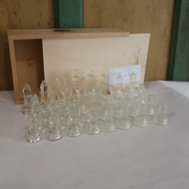 Schaakstukken glas in kist VERKOCHT