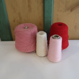 Wol garen op spoel groot roze rood VERKOCHT