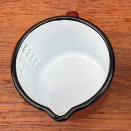 Maatbeker 0,5 liter emaille bruin rand zwart