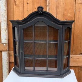 Vitrine kast zwart sier wand pronk VERKOCHT