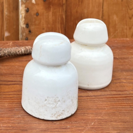 Isolator porselein wit spanning elektra