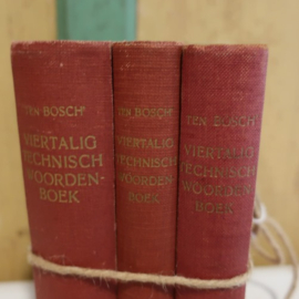 Oude technische woordenboeken stapeltje