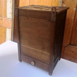 Hangkastje origineel met la houtsnij VERKOCHT