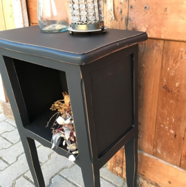 Nachtkastje hout zwart brocante 69 cm hoog