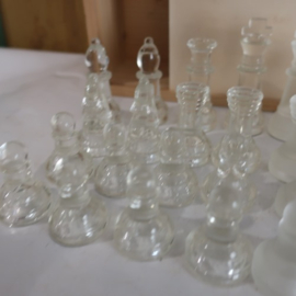 Schaakstukken glas in kist VERKOCHT