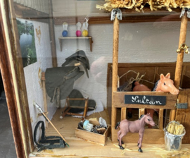 Diorama miniatuur stal met paarden in vitrine box