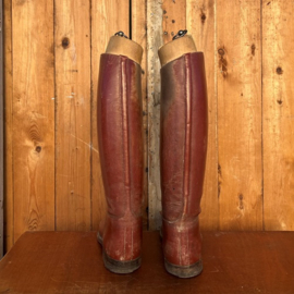 Oude rijlaarzen met houten spanners Frankrijk