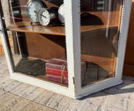 Vitrine kast 1930 wit pronk sier wand