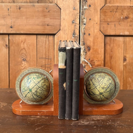 Boekensteun hout met globe wereldbol VERKOCHT