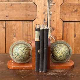 Boekensteun set hout met globe wereldbol
