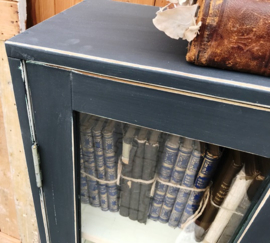 Vitrinekast grijs servies boeken VERKOCHT