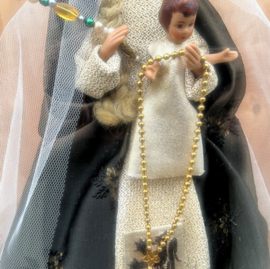 Heilige Maria en kind Jezus onder stolp glas