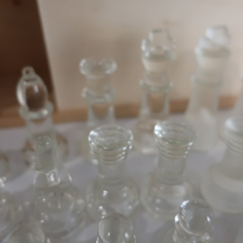 Schaakstukken glas in kist VERKOCHT