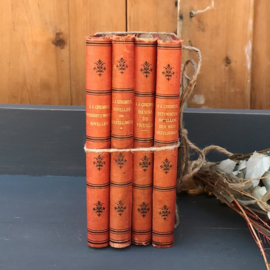 Vier oude boeken rode kaft decoratie VERKOCHT